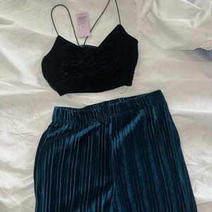 Pants are a size Small
Crop top is a size XS
Selling as a set